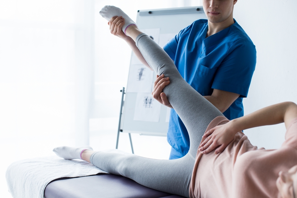 リハビリを手伝う男性