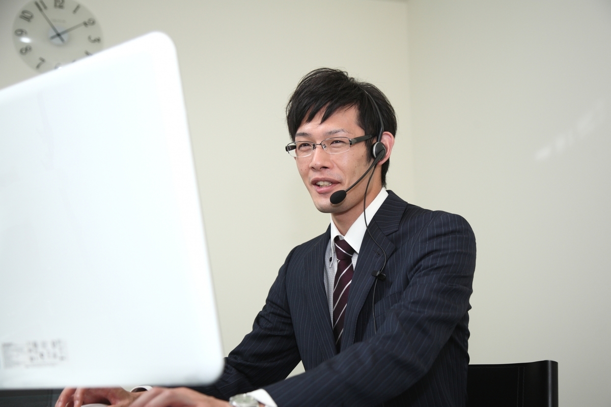 パソコンを見ながら対応する男性
