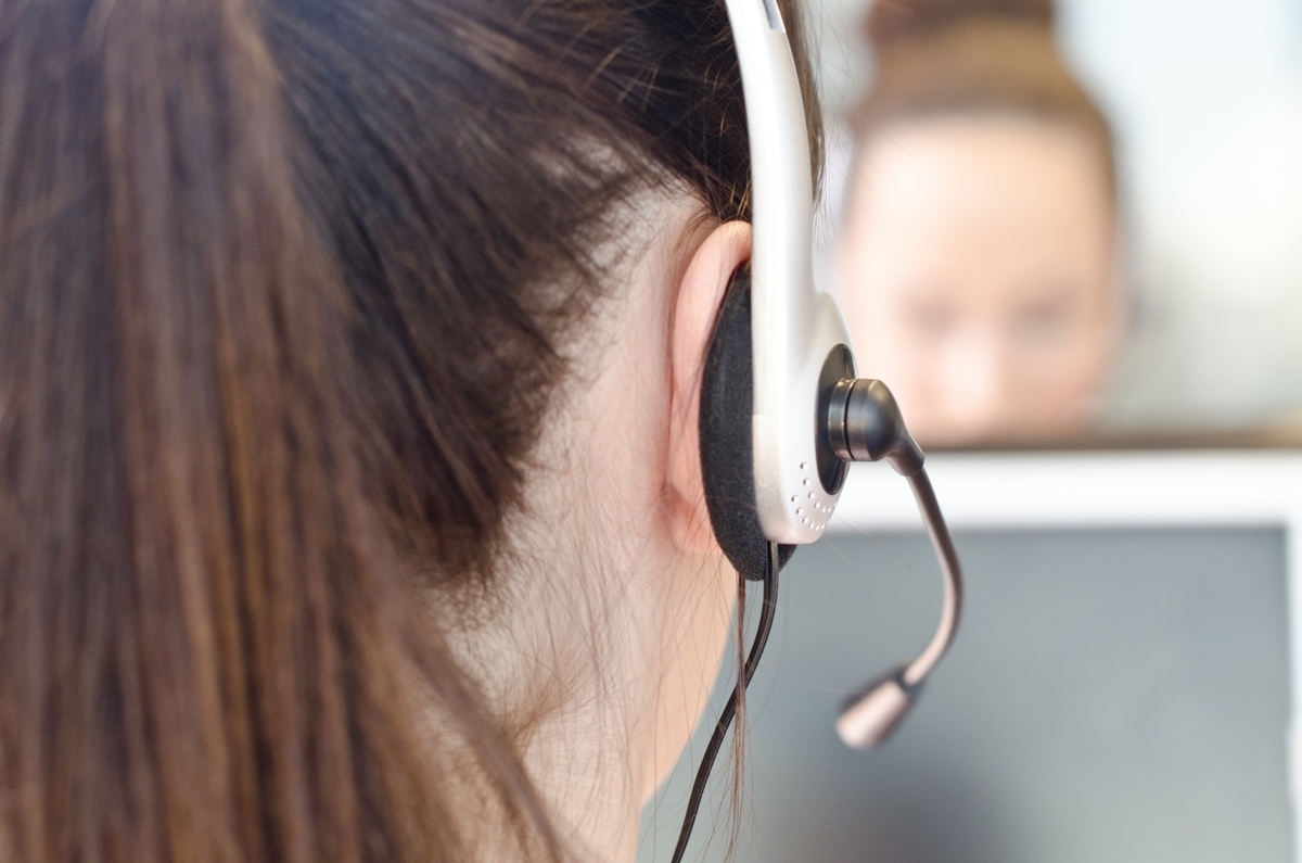 コールセンターで対応する女性