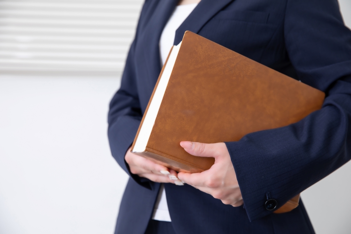 ファイルを手にしている女性