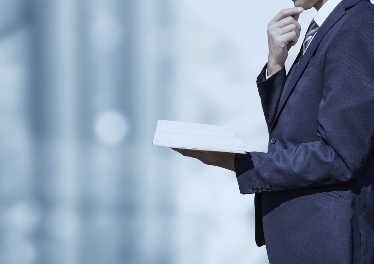 手帳を見る男性