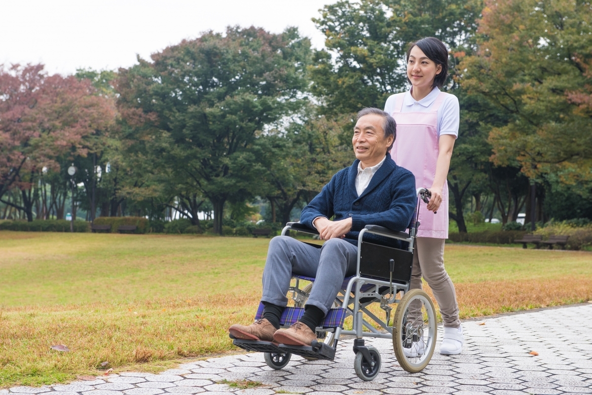 介護士の女性と車いすの男性