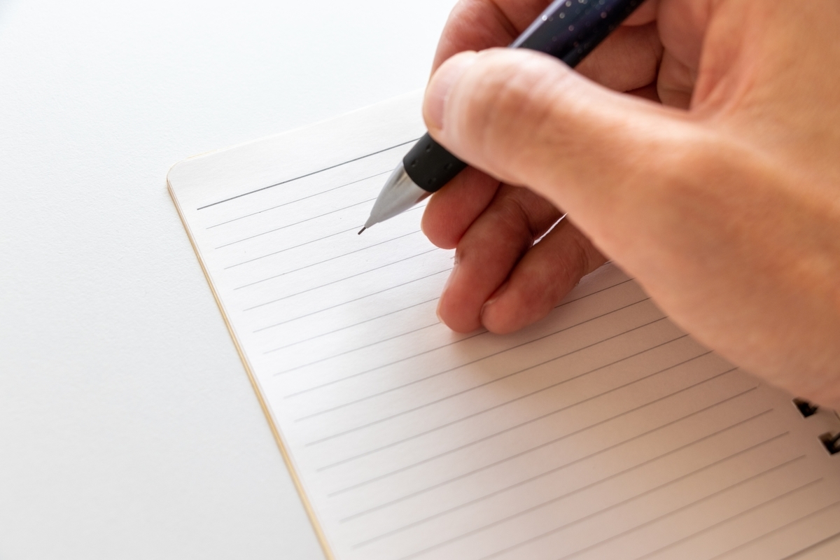 ノートにシャープペンで書く
