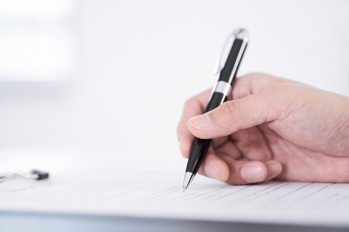 ペンで資料に書き込む