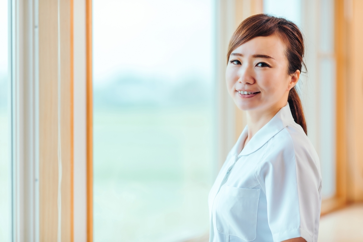 笑顔の白衣の女性