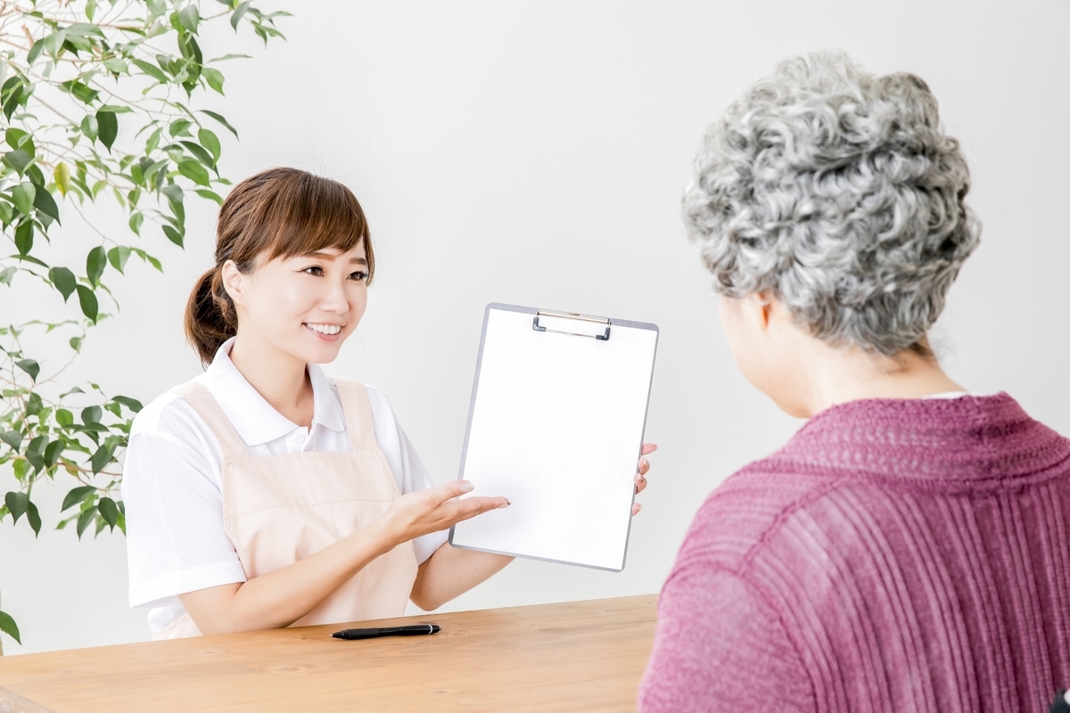 高齢者に説明する介護士の女性