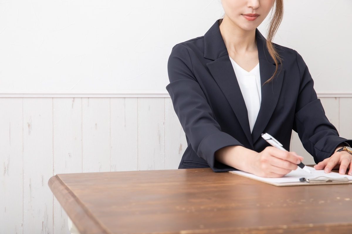 履歴書を書く女性