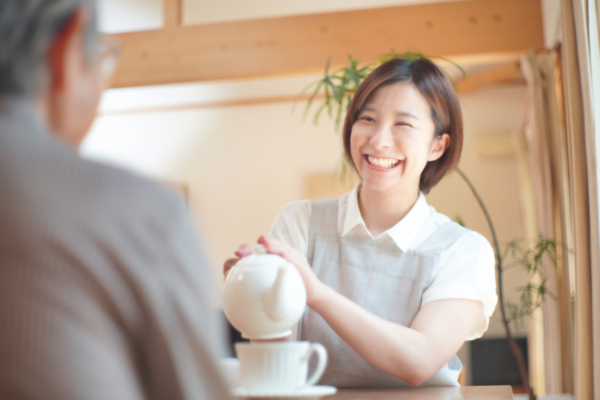 高齢者と介護士の女性
