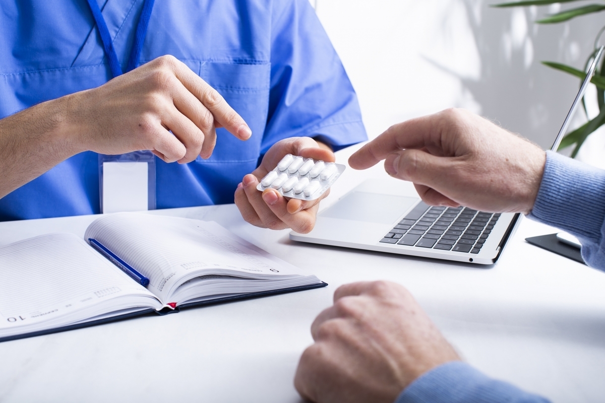 薬の説明をする