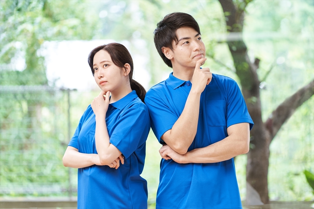 悩む二人の介護士