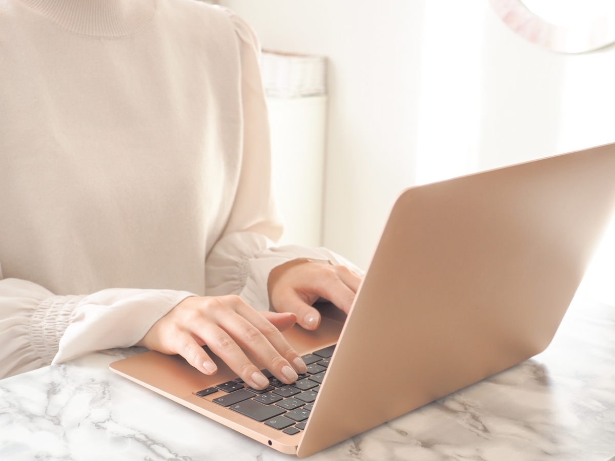 ノートパソコンと女性