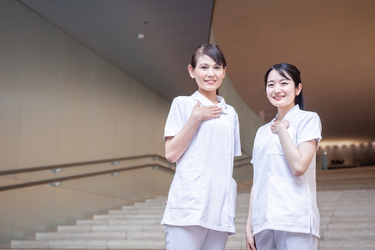 看護師の女性二人