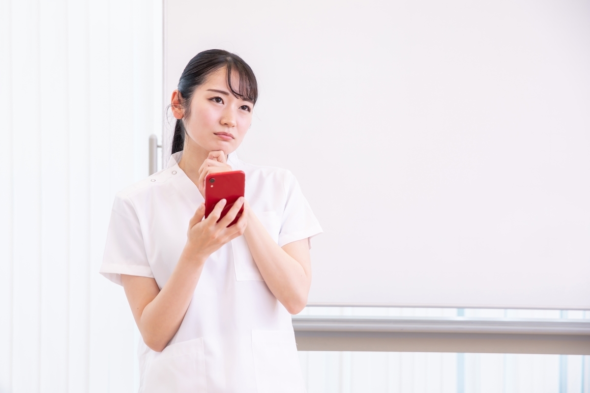 考え事をする女性