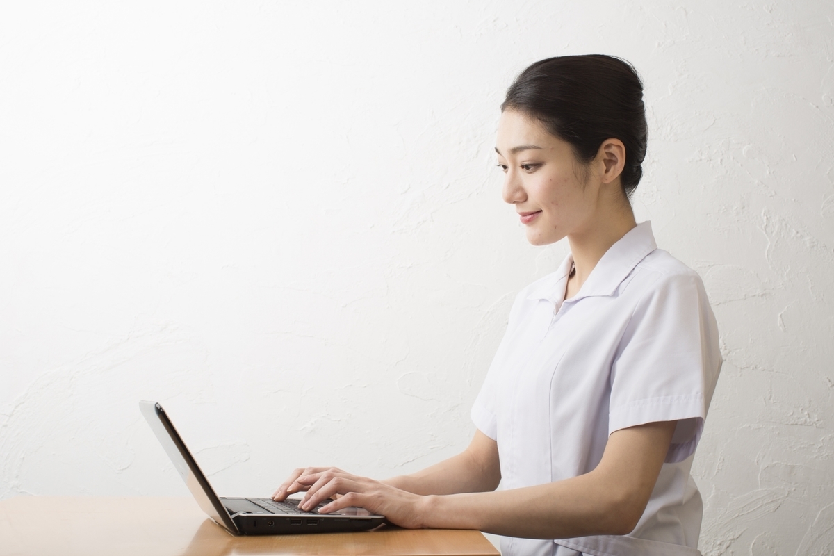 パソコンを操作する看護師の女性