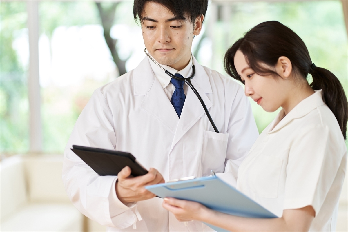会話する看護師と医者