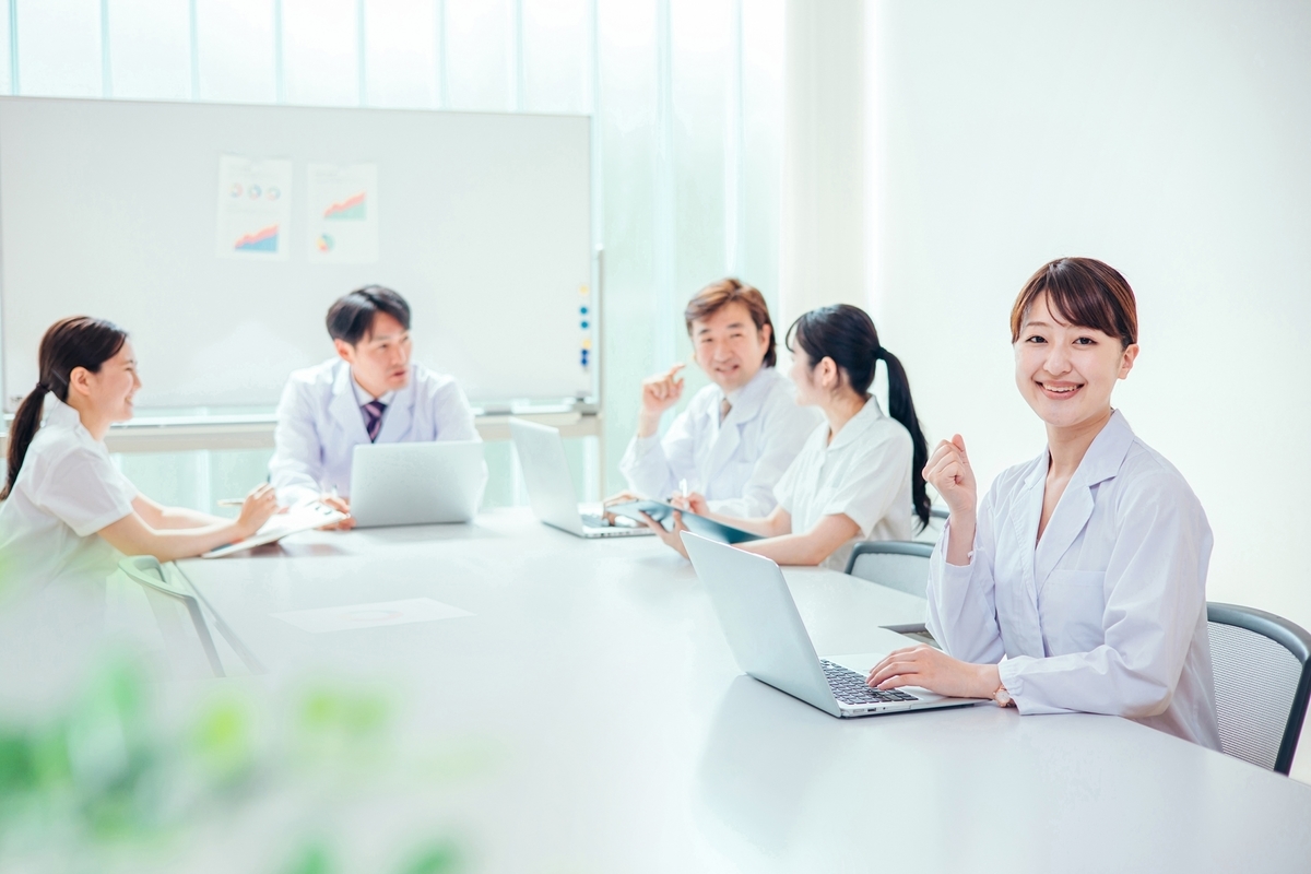 ミーティングをする医療従事者