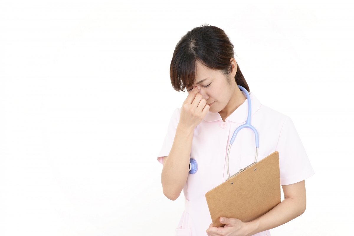 疲れている看護師の女性