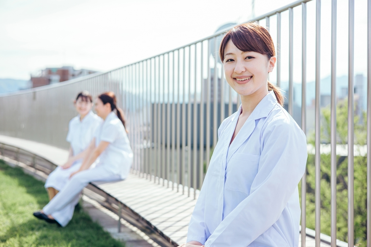 笑顔の女性看護師