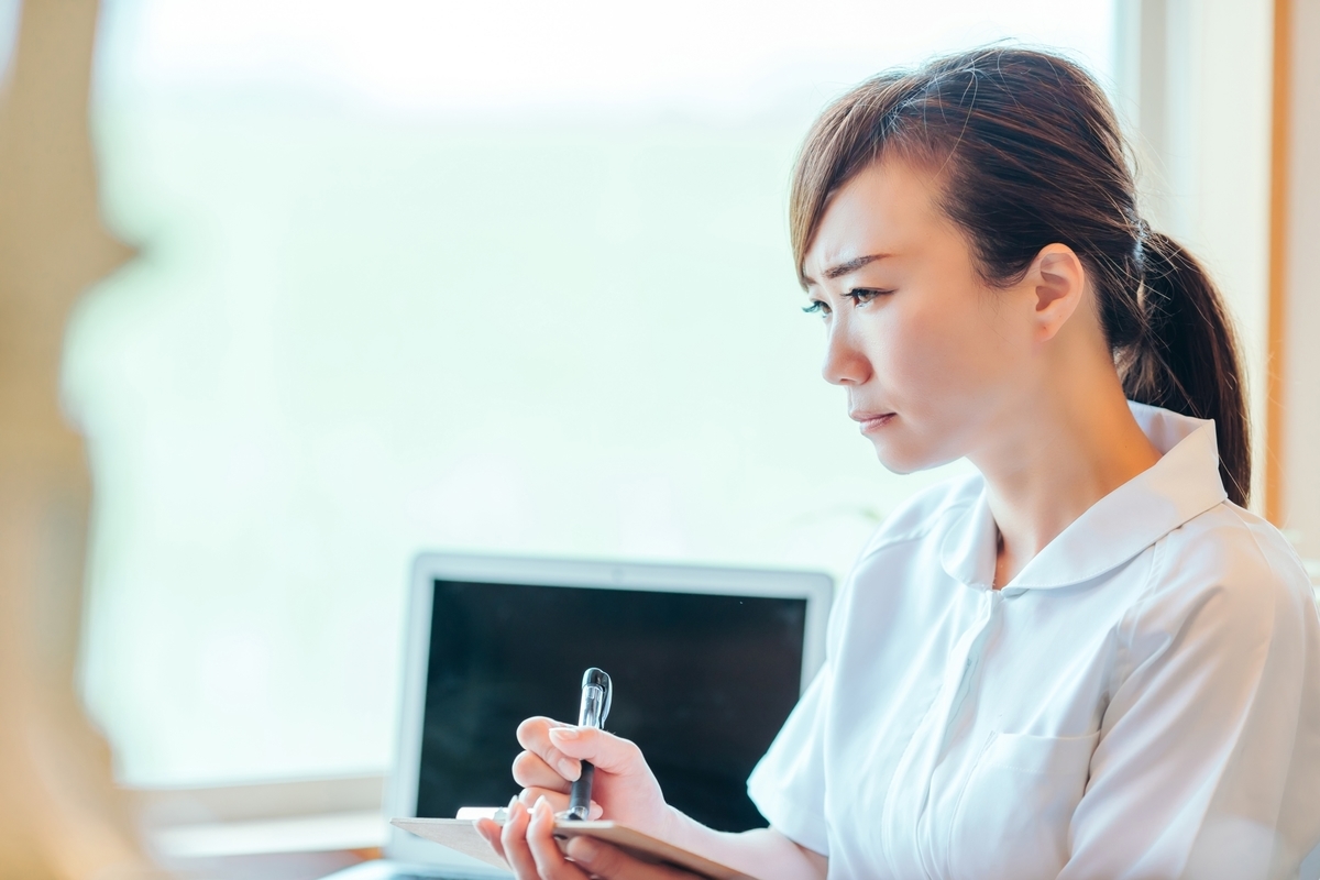 しかめっ面の看護師女性