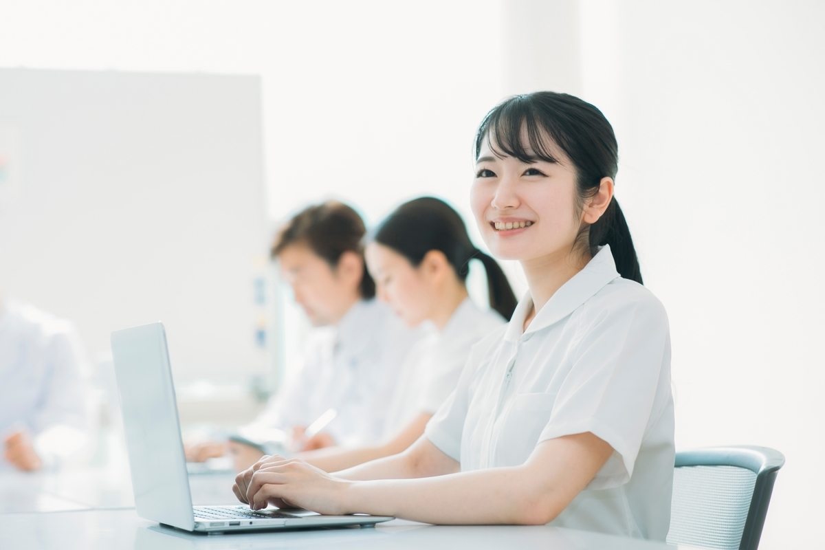 パソコンを操作する看護師