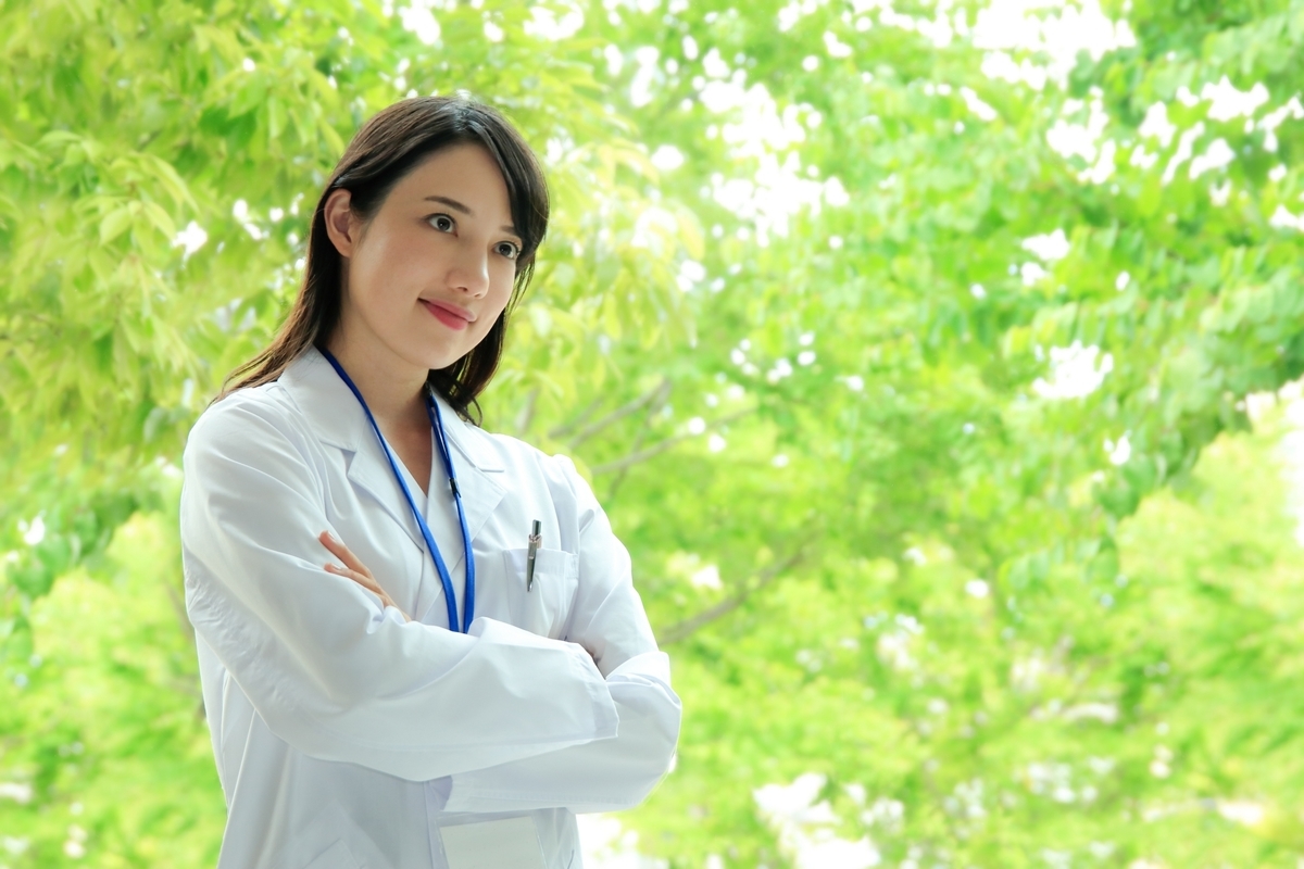 腕組みをする白衣の女性