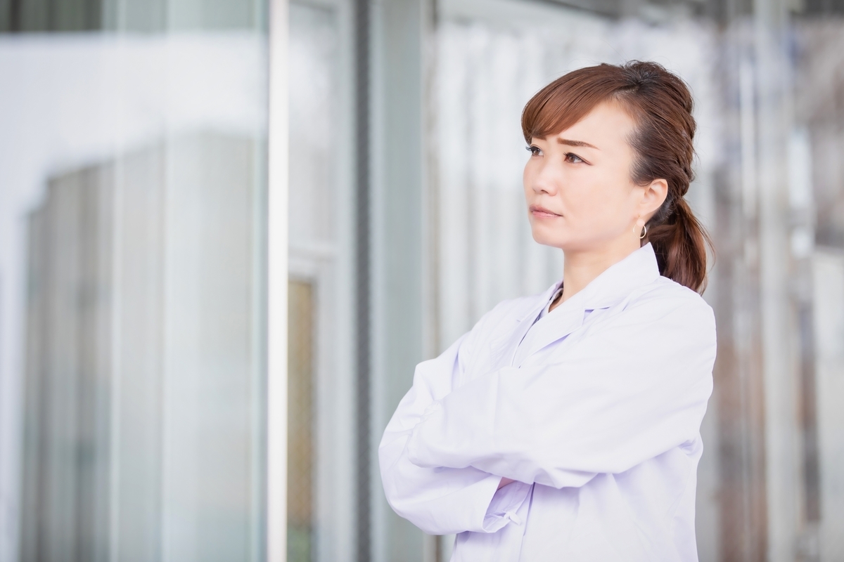 悩む看護師の女性