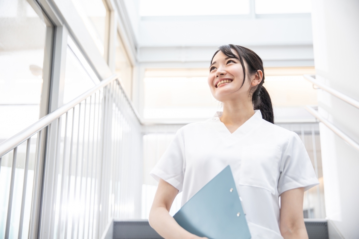 笑顔の女性看護師
