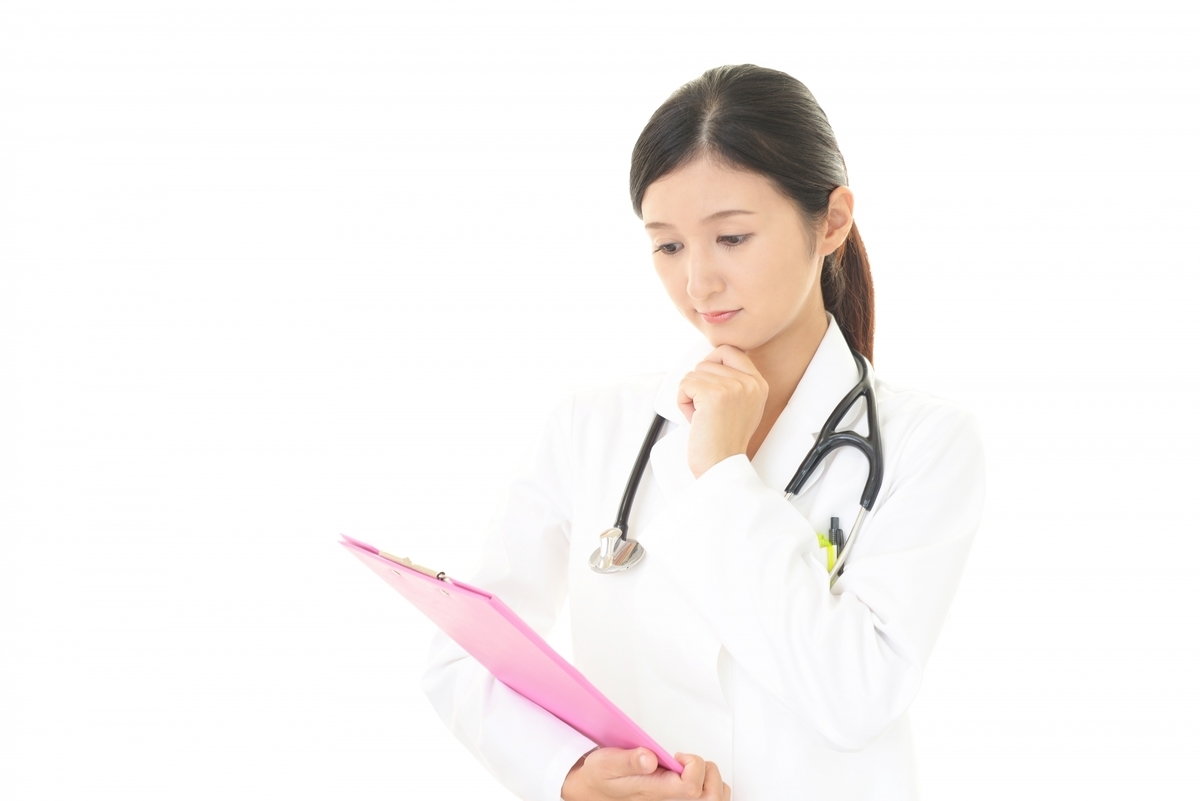 考え込む看護師の女性