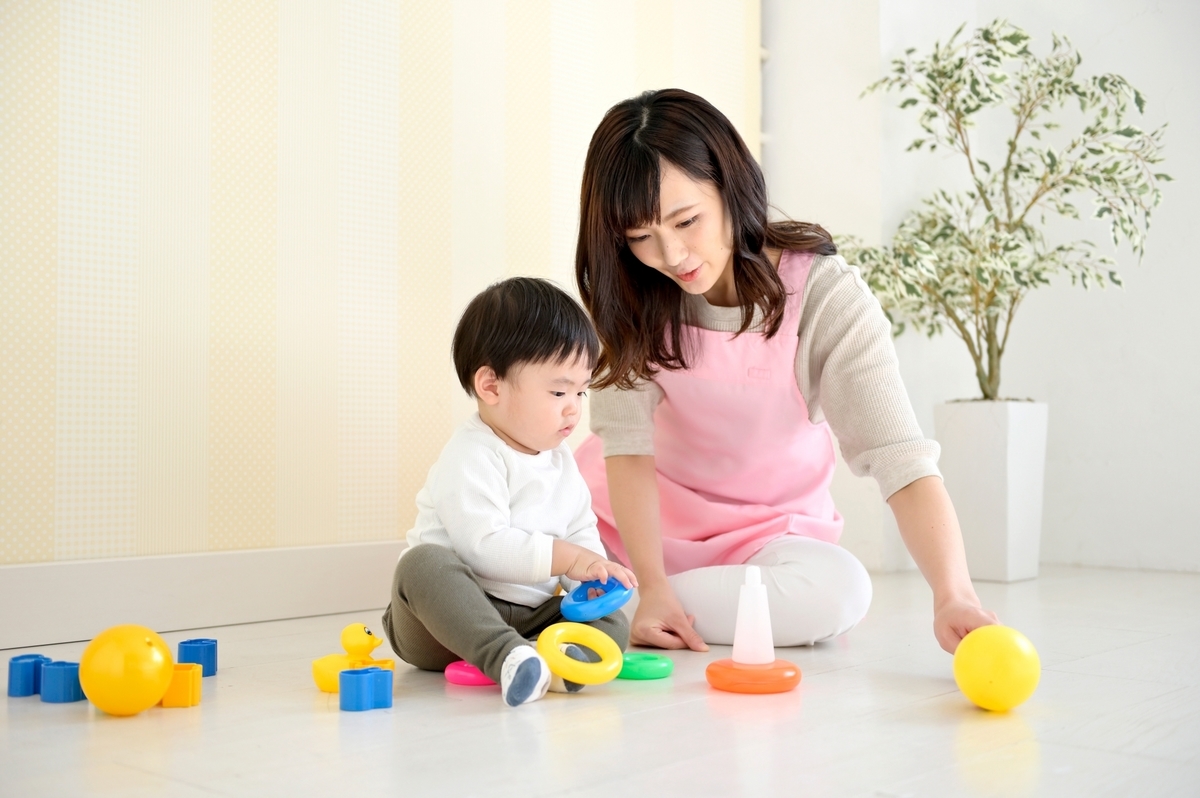 子供と遊ぶ保育士