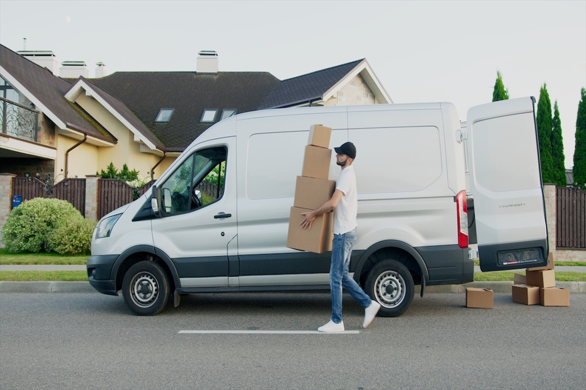 荷物を運ぶ人