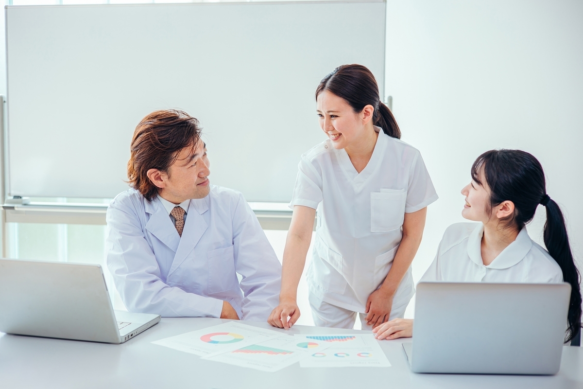 話し合う白衣の男女