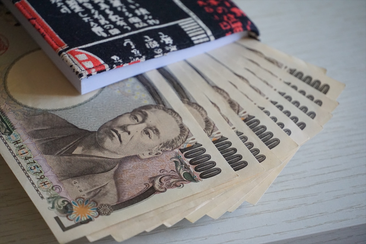 一万円札を本に挟んでいる