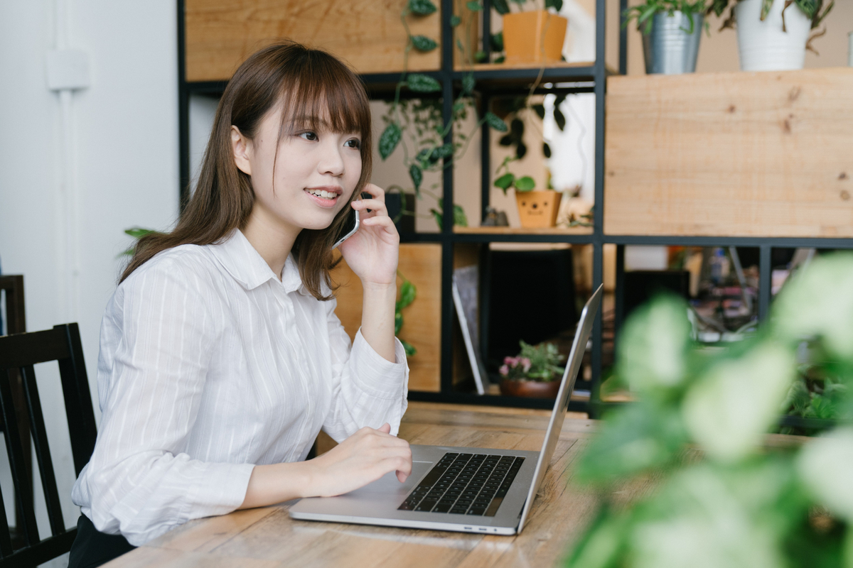 在宅ワークする女性
