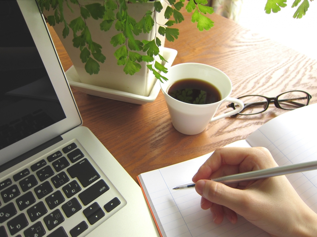 パソコンを操作してメモをとる