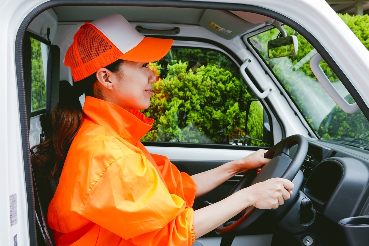 軽トラを運転する女性