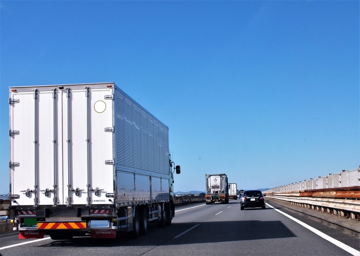 青空と大型トラック