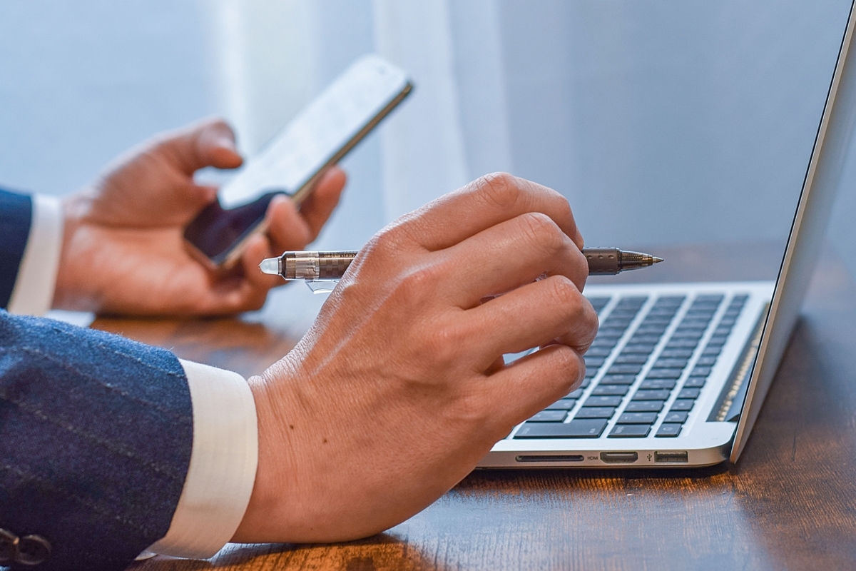 パソコンとスマホを操作する男性