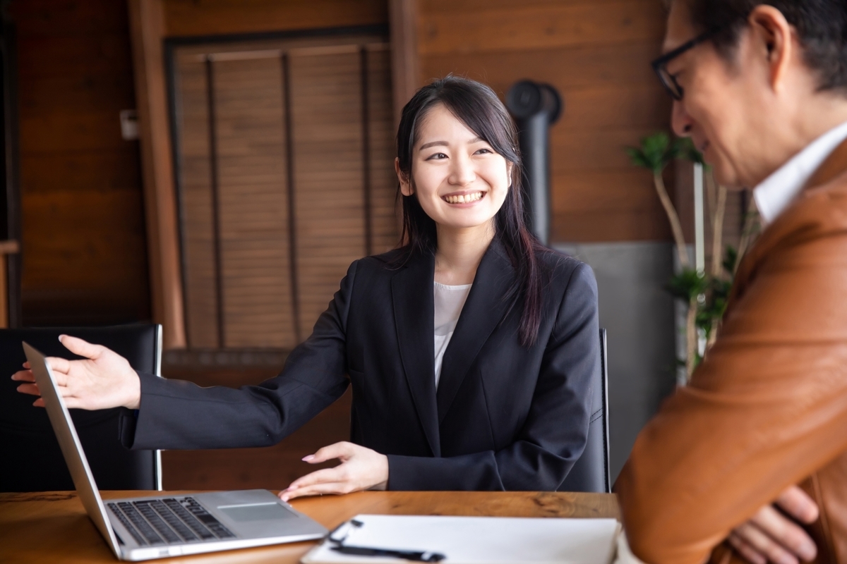 笑顔で打ち合わせする女性