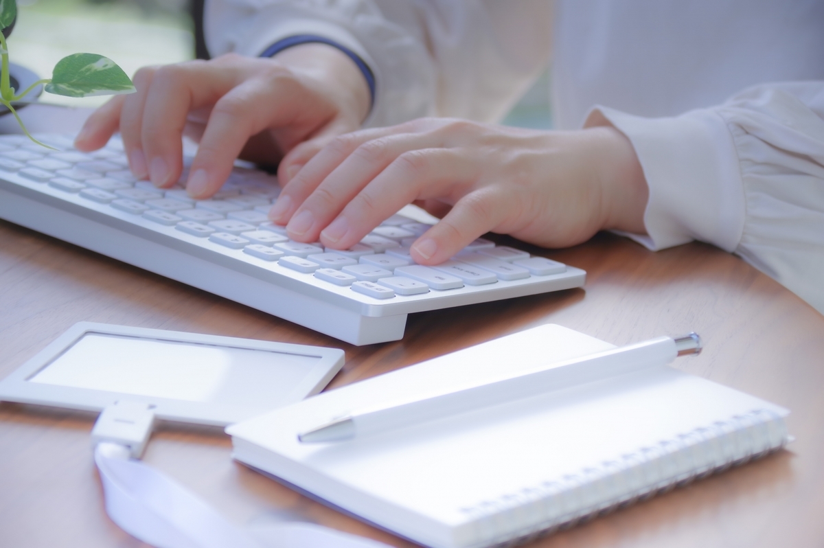 タイピングする女性