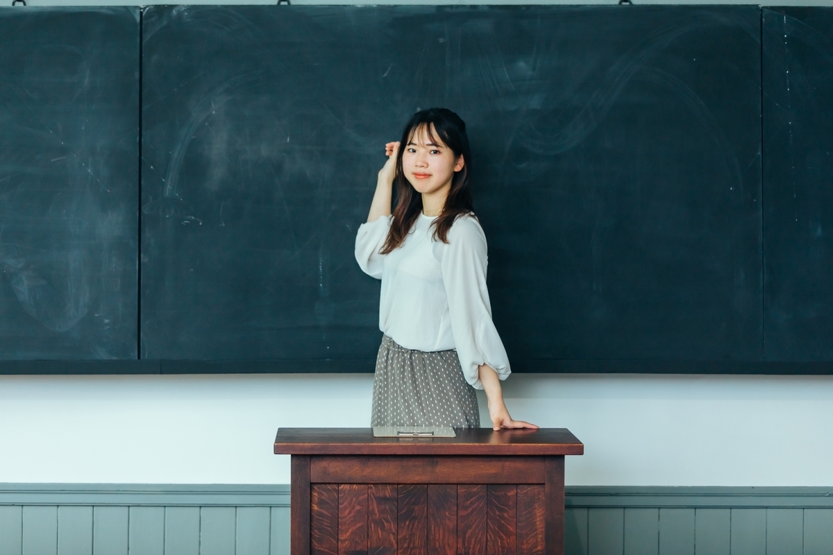 教員の女性