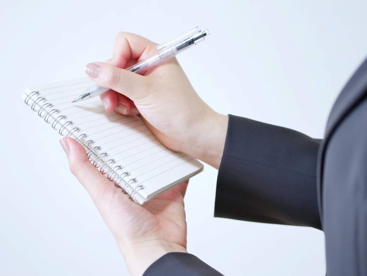 メモをとる女性