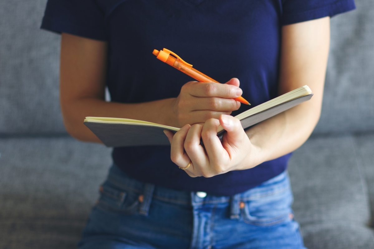 ノートに書く女性