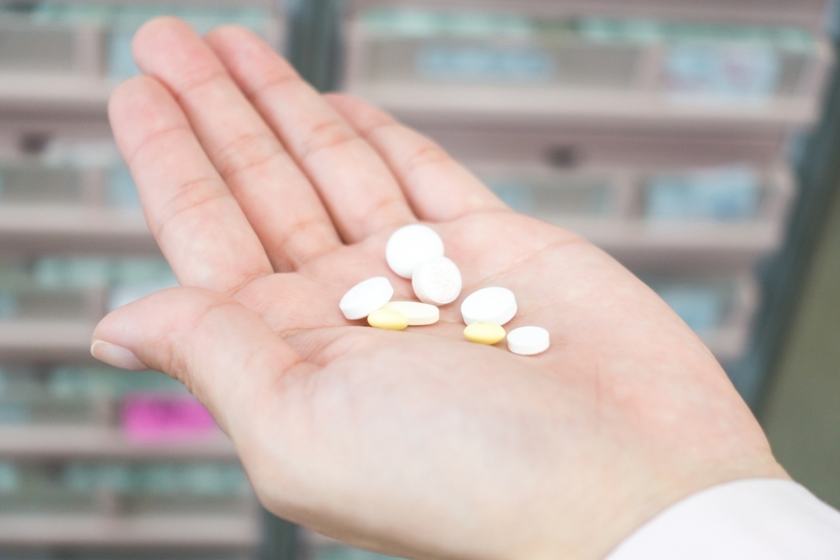 薬剤師の手元のアップ