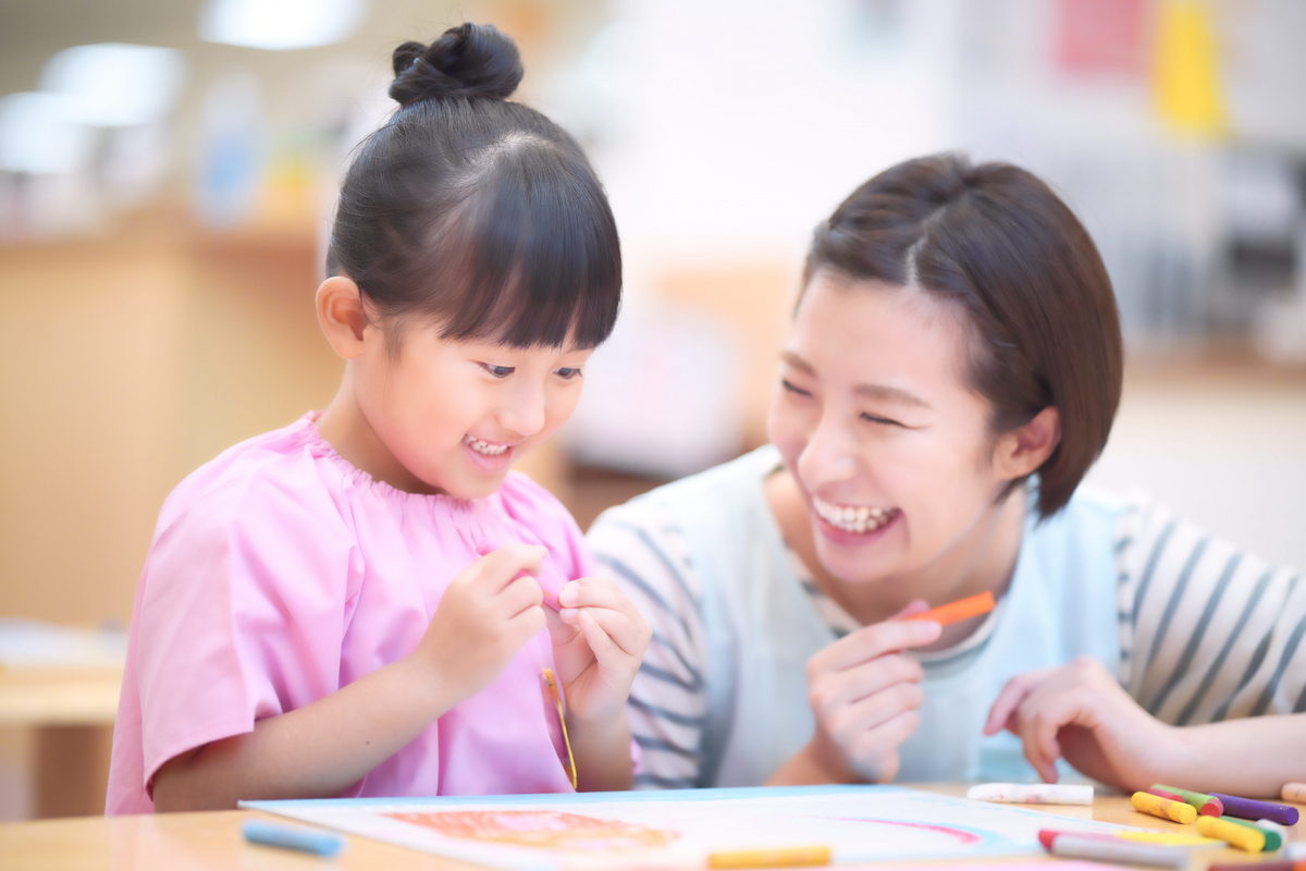 笑顔の保育士と子ども