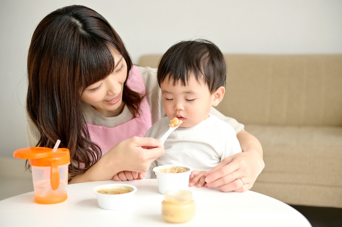 ご飯を食べさせる保育士