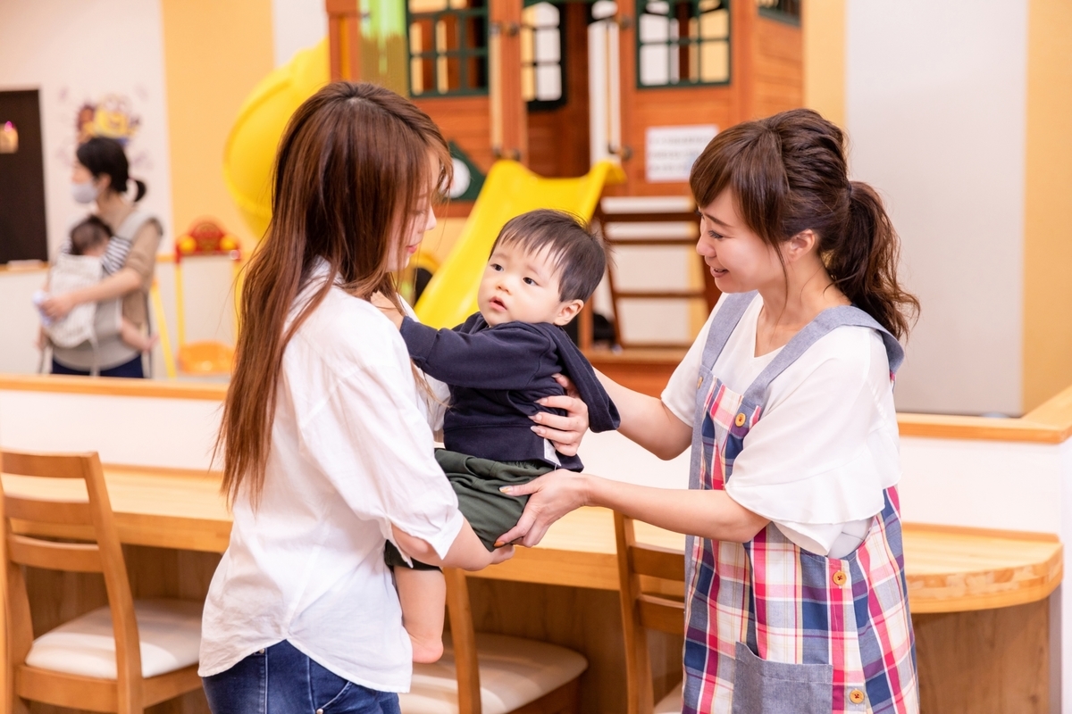 子どもを預かる保育士