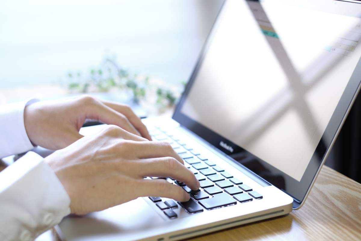 パソコンで資料作成をする手元
