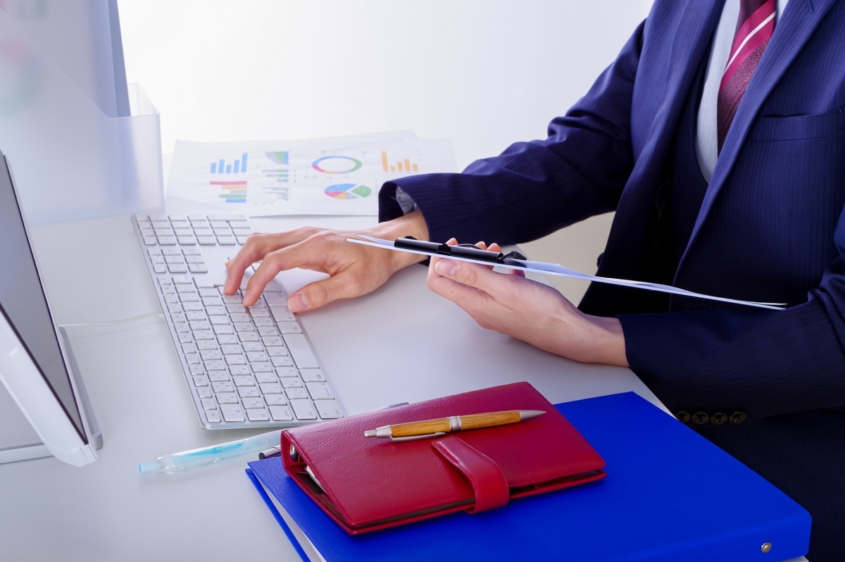 事務作業をするデスク