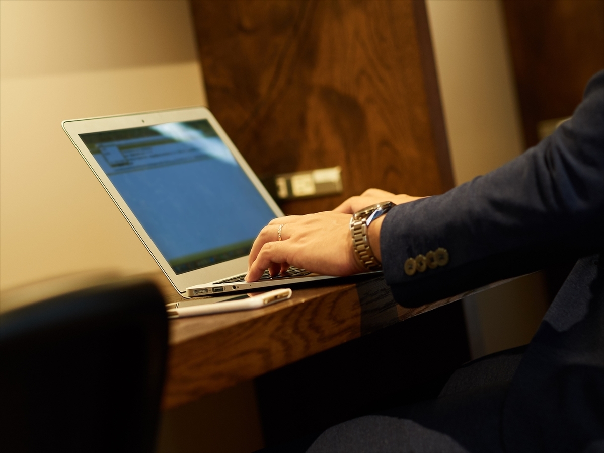 パソコンを操作する男性