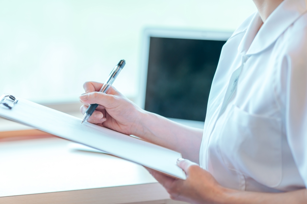 バインダーの資料に記入する